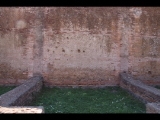 03814 ostia - regio i - insula v - botteghe (i,v,1) (opus mixtum) - 8. raum an der via dei dipinti - 09-2022.jpg.jpg